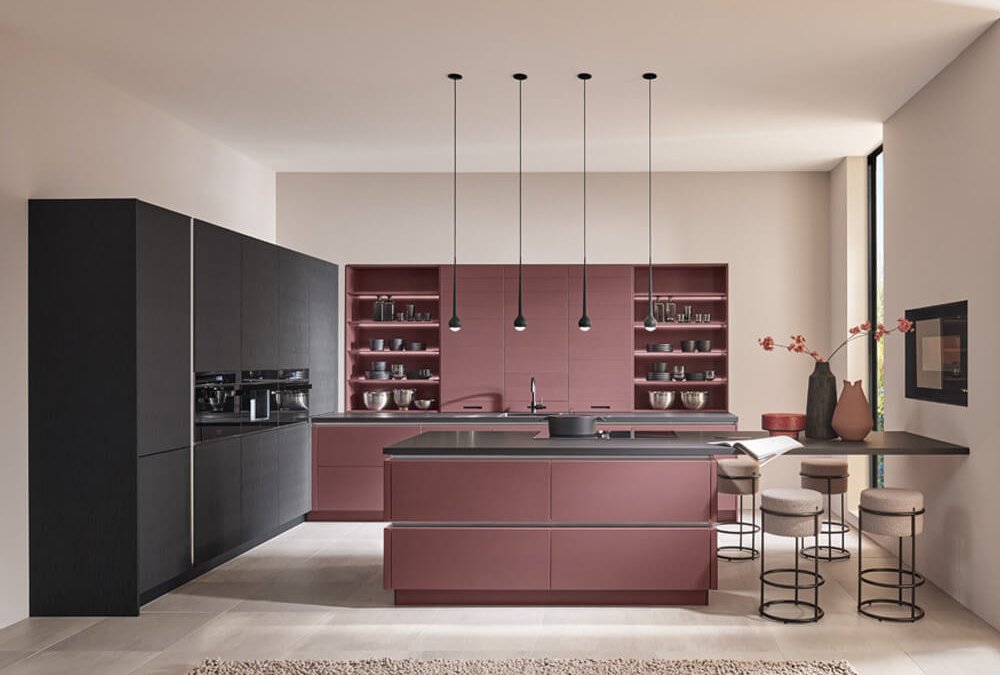 Fronten der X-EG in Tiefschwarz Mattlack mit Velvet-Effekt, gleichmäßige matte Optik.