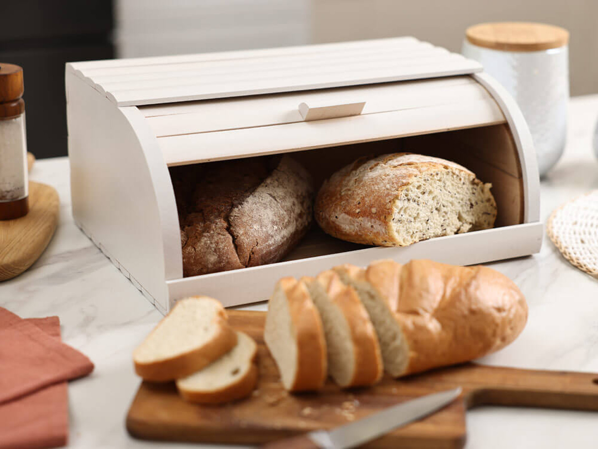 Frisches Brot in einem Brotkasten für längere Haltbarkeit. Tipps zum richtigen Lebensmittel lagern.