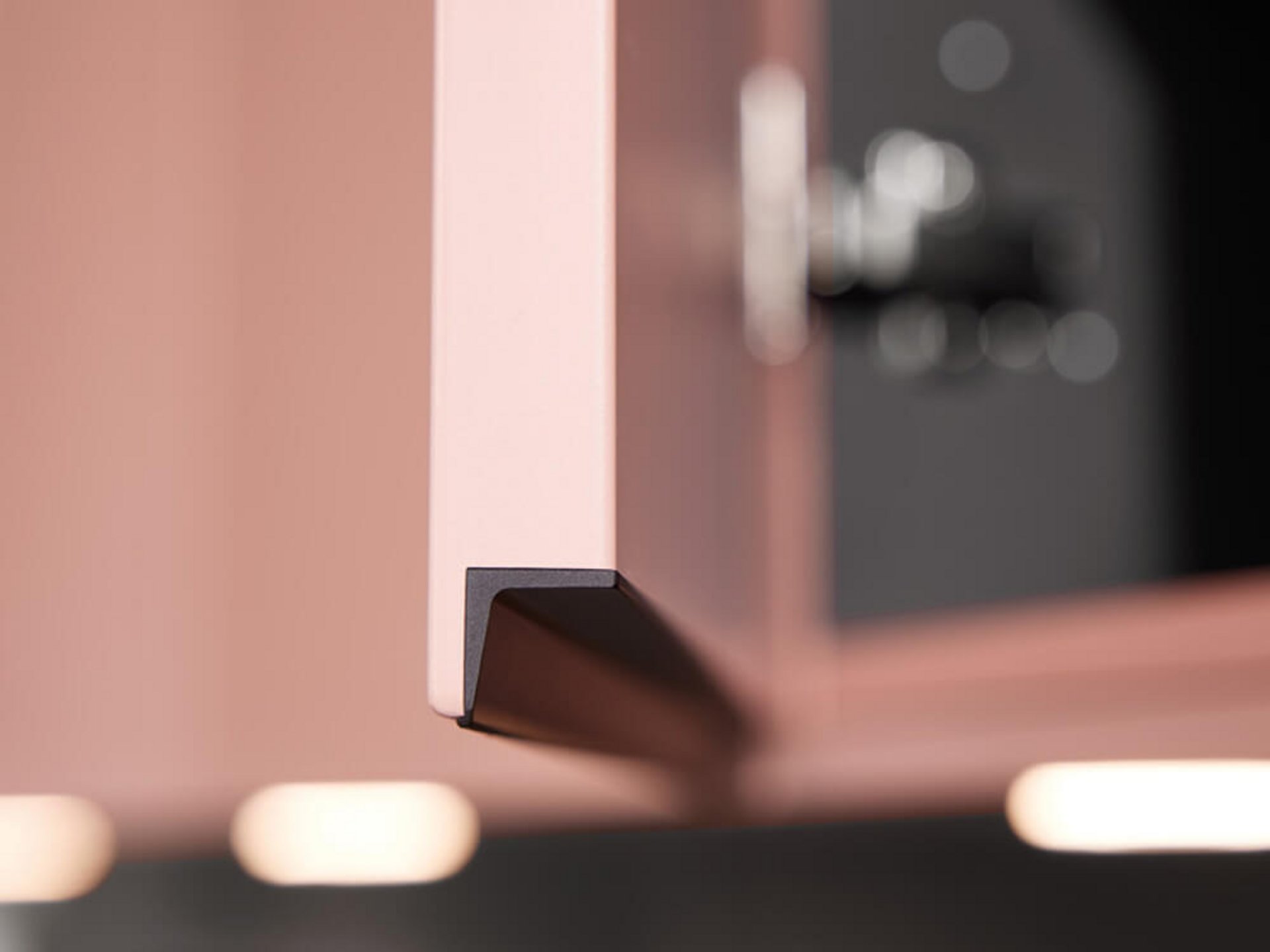 Detail der matten Fronten in Altrose mit Griffprofil und präziser Kantenführung