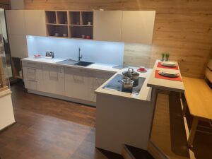 Asmo classic L-Küche mit Highboard Zeile