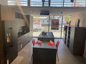Asmo Line Pro Zwei Zeilen + Kochinsel mit integriertem Tisch