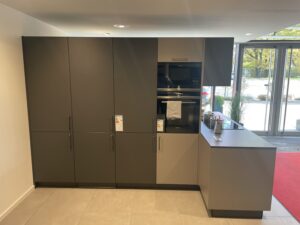 Asmo Line Pro L-Küche mit integriertem Hochschrankblock